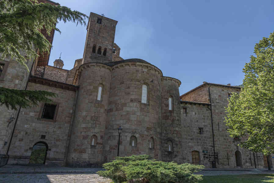 Comunidad Foral de Navarra 081 - monasterio de Leyre - iglesia de San Salvador de Leyre.jpg
